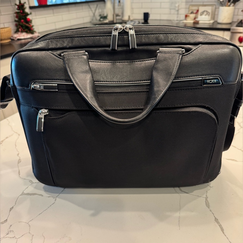 Excellent Condition Tumi Arrive Sawyer Black Brief Bag - Picture 2 of 6